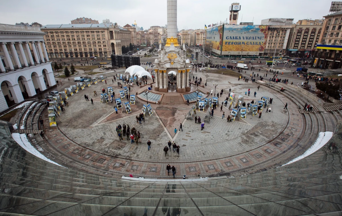 Prezydent Polski jest w Kijowie, gdzie na zaproszenie prezydenta Ukrainy Petra Poroszenki bierze udział w obchodach 1. rocznicy zwycięstwa protestów na Majdanie Niepodległości. Doprowadziły one do obalenia ówczesnych władz. W Charkowie na wschodzie Ukrainy w wybuchu zginęły co najmniej 3 osoby, a 10 zostało rannych. Ulicami przeszedł tam pokojowy marsz z okazji pierwszej rocznicy zwycięstwa. Wtedy doszło do eksplozji. 