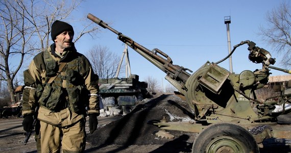 Szef MSZ Niemiec Frank-Walter Steinmeier powiedział, że dostrzega na Ukrainie "oznaki odprężenia". Podczas wizyty w Kenii Steinmeier wskazał na najnowsze informacje przekazane przez Organizację Bezpieczeństwa i Współpracy w Europie (OBWE), z których wynika, że na wschodzie Ukrainy dochodzi co prawda do "wzajemnego ostrzału", lecz równocześnie toczą się rozmowy o wycofaniu ciężkiej broni.