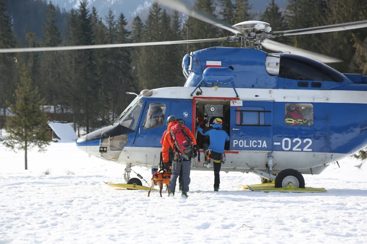 Ratownicy TOPR przez kilkanaście godzin szukali dwóch osób zaginionych w górach. Dwoje turystów z Małopolski w sobotę wieczorem miało dotrzeć przez Zawrat do schroniska w Dolinie Pięciu Stawów Polskich. Niestety nie dotarli i nie wiadomo, co się z nimi dzieje. Mimo silnego wiatru na poszukiwania poleciał policyjny śmigłowiec, który wspomagał działania ratowników TOPR. Po godz. 16 poszukiwania zostały zawieszone.