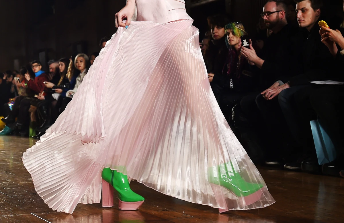 "Nawet jak jest bardzo zimno, kobiety nie mają rajstop, bo jak nie pasują do stylizacji, to nie nosi się rajstop. Co z tego, że jest luty - nosi się frędzlowe spódnice!" - tak o pierwszych dniach londyńskiego tygodnia mody mówi Monika Jurczyk, czyli "Osa" - osobista stylistka. W rozmowie z korespondentem RMF FM Bogdanem Frymorgenem opowiada o świecie wielkiej mody i rozgorączkowanym Londynie.