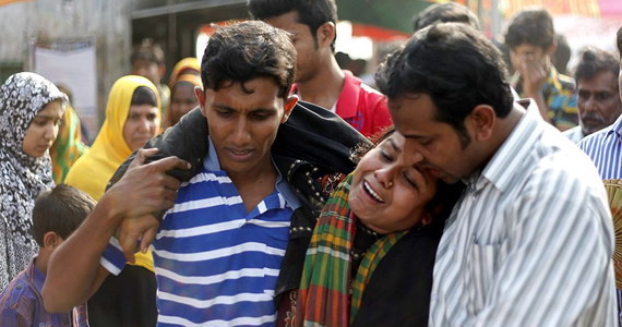 Co najmniej 65 osób utonęło po tym, jak na rzece Padma, około 40 km na północny zachód od stolicy Bangladeszu Dhaki, przewrócił się prom. Jednostka zderzyła się wcześniej ze statkiem rybackim. Płynęło nią około stu osób.