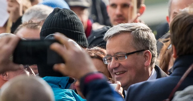 Prezydent Bronisław Komorowski (C) pozuje do zdjęcia, podczas spotkania z mieszkańcami na deptaku przy rynku w Kłodzku