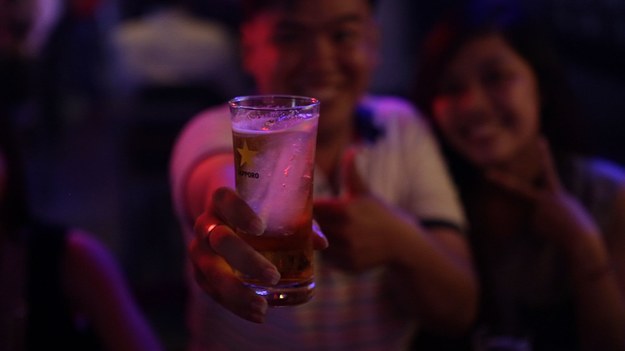 Piątkowy wieczór w mieście Ho Chi Minh na południu Wietnamu. W modnym barze piwnym przybywa gości... Tu mało kto pije z umiarem!


W Wietnamie spożycie alkoholu rośnie w zawrotnym tempie. Wyjątkowo niskie ceny piwa sprawiają, że złocisty trunek cieszy się ogromną popularnością. Swoje trzy grosze dokładają też producenci wyrobów spirytusowych, starający się przekonać Wietnamczyków do sięgania po mocniejsze (i droższe) napitki. Rynek wietnamski jest specyficzny: to bardzo młode społeczeństwo, w którym połowa populacji nie przekroczyła jeszcze 30. roku życia. Z tego też powodu jest to rynek bardzo obiecujący dla koncernów alkoholowych.


Ale nadużywanie alkoholu może mieć przykre konsekwencje. Wypadki drogowe, przemoc domowa, marskość wątroby: to tylko niektóre z nich. – Wietnamczycy piją naprawdę dużo. Podczas jednego spotkania potrafią wypić ponad 6 szklanek alkoholu! Taka ilość może mieć bardzo negatywny wpływ na zdrowie człowieka – mówi Nguyen Phuong Nam, przedstawiciel Światowej Organizacji Zdrowia w Wietnamie.


„Mężczyzna bez alkoholu jest jak flaga bez wiatru” – mówi wietnamskie przysłowie. Co więcej, w języku wietnamskim nie istnieje słowo „kac”. Czy w takich okolicznościach można zachować umiar?