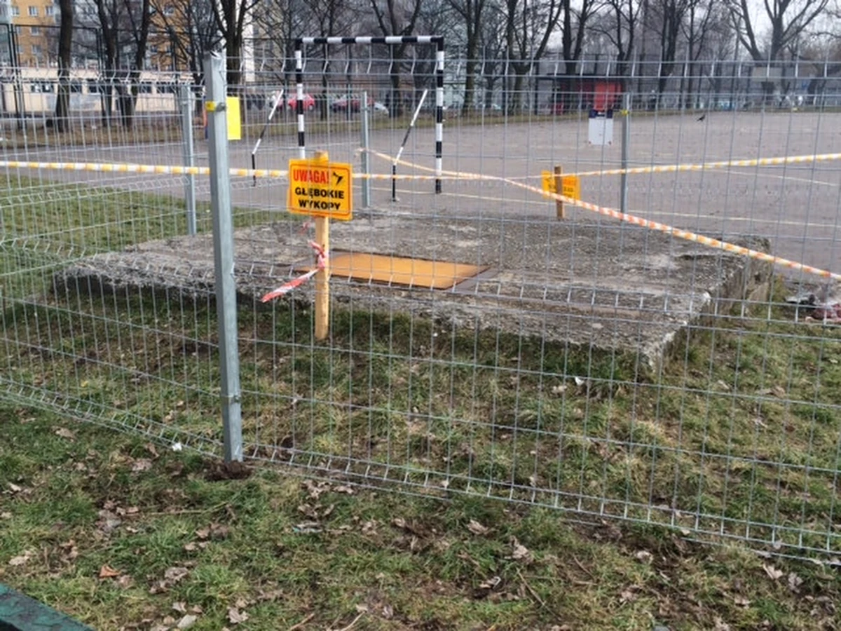 W najbliższych dniach wybrana zostanie firma, która przeprowadzi ekspertyzę zapadliska powstałego przy Szkole Podstawowej nr 1 w Siemianowicach Śląskich. Ziemia osunęła się na boisku. Na szczęście nikomu nic się nie stało. Dziura może mieć nawet 165 metrów głębokości!