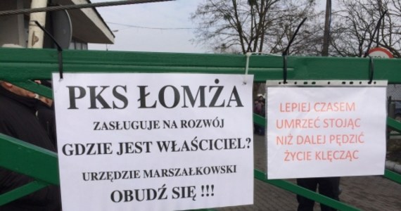 Kilkadziesiąt autobusów PKS Łomża nie wyjechało dzisiaj w trasy. Pracownicy okupują siedzibę spółki i domagają się odwołania prezesa. 