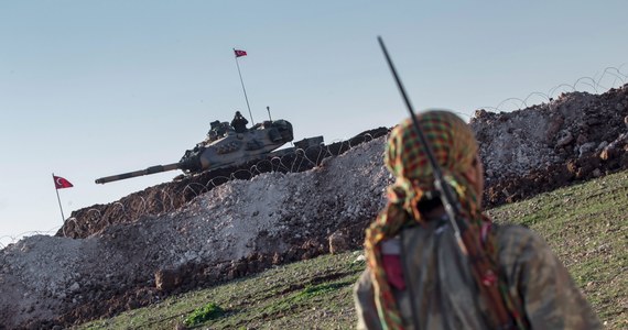 Pośród szeregu tragicznych wiadomości dochodzących z Syrii, uwagę światowych mediów przykuła informacja, że wojsko tureckie przeprowadziło operację ewakuacji mauzoleum Sulejmana Szacha*, legendarnego protoplasty rodu Osmanów. ​Wczoraj, 22 lutego, turecka kolumna pancerna przeprowadziła rajd w głąb terytorium syryjskiego, przenosząc szczątki zmarłego w XIII wieku wodza i wysadzając kryjące je dotychczas mauzoleum, w obawie przed zniszczeniem go przez Państwo Islamskie. Wbrew oczekiwaniom niektórych, turecka operacja nie jest jeszcze początkiem zaangażowania militarnego najpotężniejszej bliskowschodniej armii w konflikt syryjski.