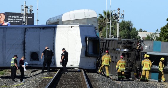 Co najmniej 30 osób zostało rannych w zderzeniu pociągu podmiejskiego z ciężarówką niedaleko miasta Oxnard w stanie Kalifornia. Według telewizji CNN, kilka wagonów wypadło z szyn.