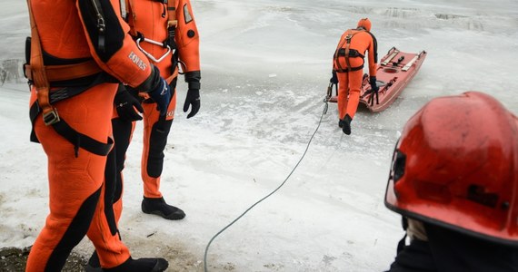 Cztery zastępy strażaków wznowią poszukiwania 19- i 21-latka, którzy zaginęli wczoraj nad jeziorem Wierzchucińskim koło Bydgoszczy. Mężczyźni wczoraj rano wraz z 13-latkiem wyszli na ryby. Ciało tego najmłodszego znaleziono po południu pod lodem, około 100 metrów od brzegu. 