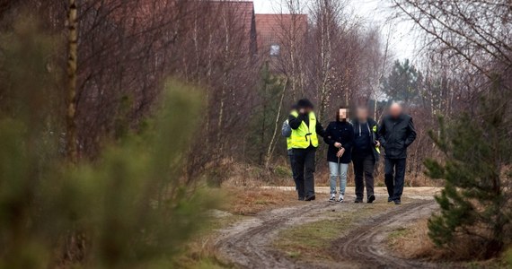 Prokuratura w Białej Podlaskiej chce przedłużenia obserwacji psychiatrycznej wobec Kamila N. - 18-latka, który wraz ze swoją dziewczyną - Zuzanną N. zamordował swoich rodziców w Rakowiskach. Obserwacja ma potrwać nie cztery, ale osiem tygodni. Prokuratura w obu przypadkach wystąpiła też z wnioskiem o przedłużenie tymczasowego aresztu podejrzanym.