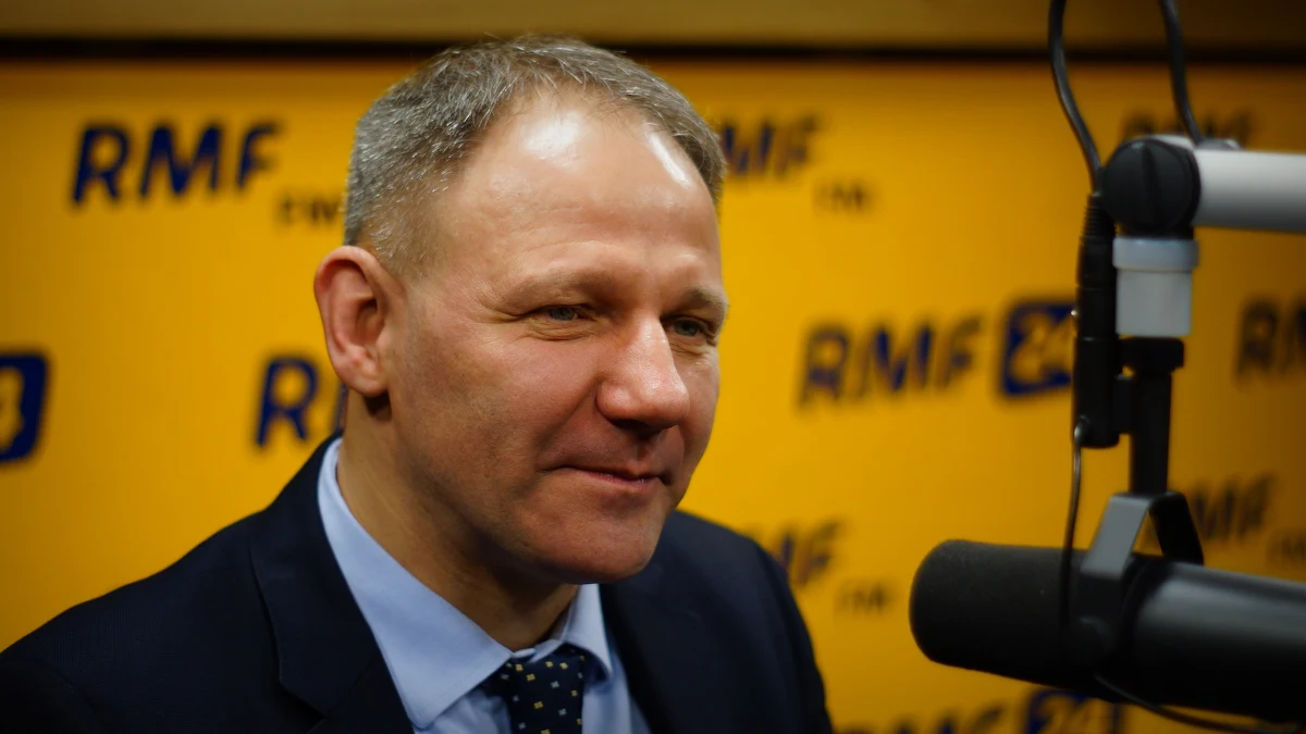 „Do czasu, kiedy CBA nie wypowie się ostatecznie w sprawie Biernata, decyzja o powołaniu go na sekretarza generalnego PO nie będzie miała miejsca” – mówi w odpowiedzi na pytania słuchaczy w Kontrwywiadzie RMF FM polityk PO Jacek Protasiewicz. „Myślę, że to potrwa nie więcej, jak kwartał” – ocenia. Protasiewicz dodaje, że w tym czasie Rada Krajowa Platformy nie będzie się zbierała. Jak zaznacza gość RMF FM „tylko ona może powołać na funkcję sekretarza generalnego”.