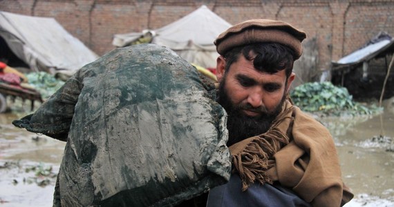 Około 30 zginęło na północy Afganistanu w lawinach wywołanych obfitymi opadami śniegu - powiadomili przedstawiciele władz. Jak poinformował Mohammad Aslam Sayas, wiceszef agencji ds. kryzysowych, tylko w dolinie Pandższeru zginęły 22 osoby. 