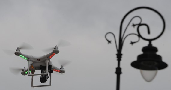 Trzej dziennikarze telewizji Al-Dżazira zostali zatrzymani za nielegalne posługiwanie się bezzałogowym statkiem latającym - dronem - w Paryżu. Policjanci zauważyli drona latającego nad Laskiem Bulońskim. 