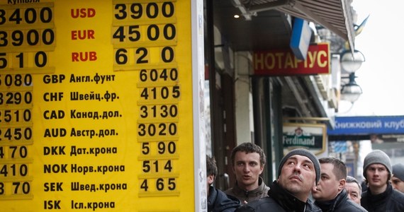 Narodowy Bank Ukrainy (NBU) cofnął swoją wcześniejszą decyzję o trzydniowym zakazie realizowania przez banki zakupu walut na polecenie klientów. Nie podano jednak oficjalnego powodu, dla którego zdecydowano się na taki krok. 