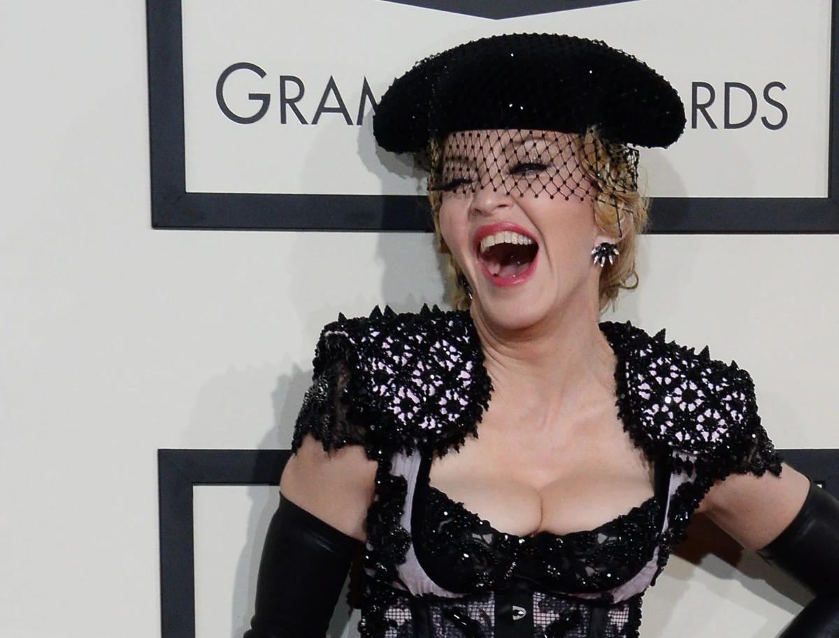 Madonna prawdopodobnie nie będzie dobrze wspominać występu podczas uroczystości rozdania nagród muzycznych Brit Awards 2015. W czasie wykonywania piosenki "Living for Love" piosenkarka spadła ze sceny. Upadek wyglądał groźnie, ale wkrótce potem gwiazda zapewniła we wpisach na portalach społecznościowych, że wszystko jest w porządku.