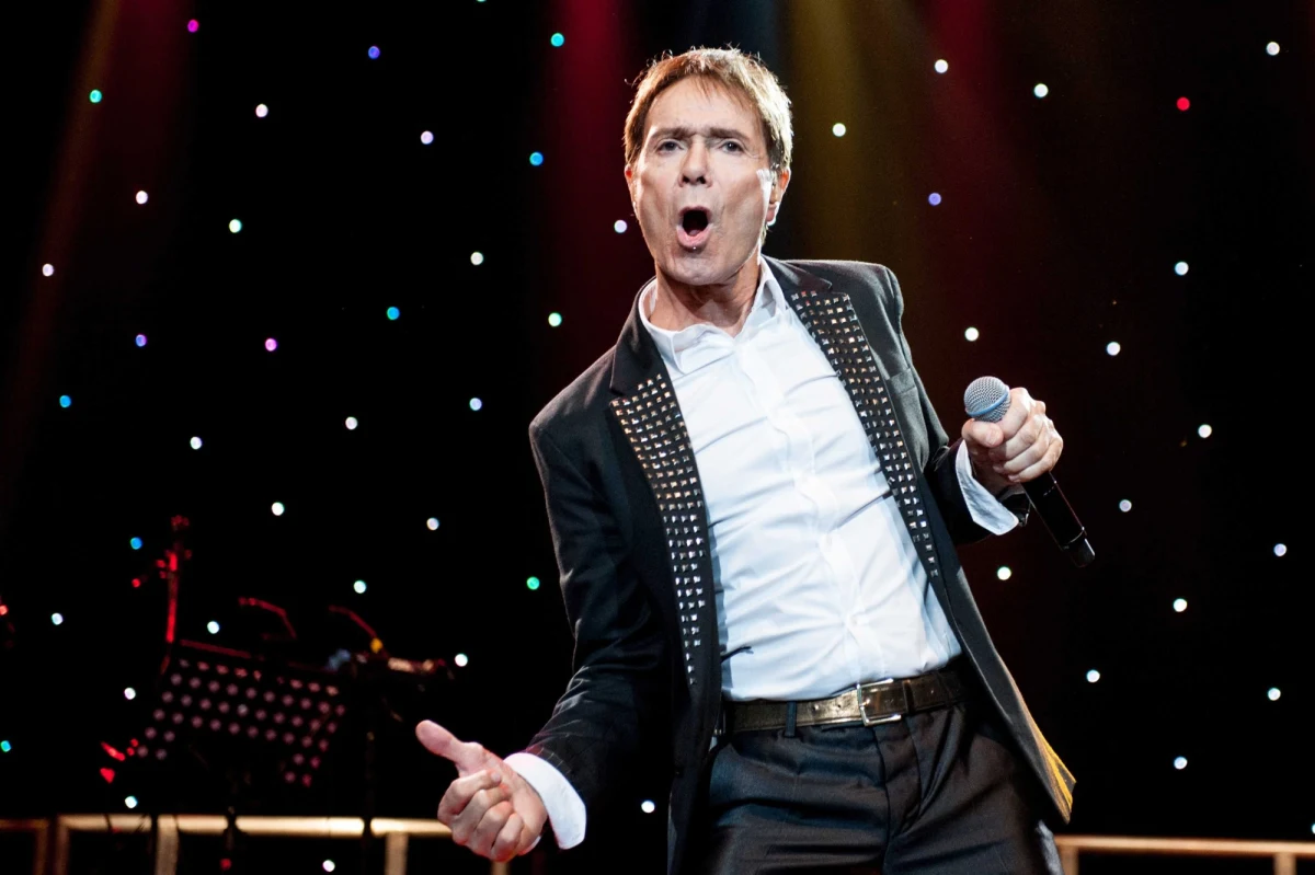 Sir Cliff Richard w coraz większych tarapatach. Brytyjska policja potwierdziła, iż kolejne osoby złożyły zeznania w sprawie przestępstwa seksualnego, do którego 30 lat temu miało dość w domu piosenkarza.   