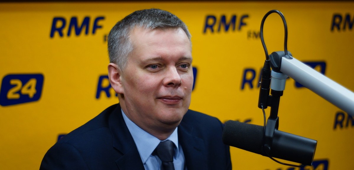 "Rosja mówi bardzo dużo różnych rzeczy pachnących propagandą. Trudno wyłowić z tego jakieś prawdziwe stanowisko" - tak wicepremier i szef MON Tomasz Siemoniak komentuje w Kontrwywiadzie RMF FM słowa rosyjskich dyplomatów, którzy twierdzą, że wysłanie polskich oficerów na Ukrainę to zaostrzenie konfliktu. "Szykowaliśmy decyzję na marzec, ale po wypowiedzi premiera Wielkiej Brytanii opinia publiczna zainteresowała się tą sprawą. Powiedzieliśmy uczciwie, że przygotowujemy taką misję i chcieliśmy przekazać decyzję wtedy, kiedy wszystko będzie przygotowane" - podkreśla. Pytany o dostawę broni dla Ukrainy odpowiada: "Zobaczymy, co zrobią Stany Zjednoczone".
