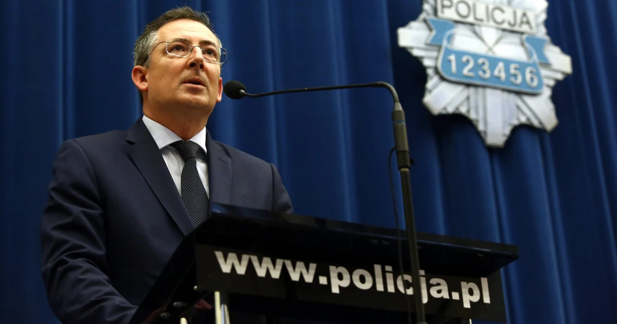 Jest postępowanie sprawdzające w sprawie doniesień o tajnej grupie w MSW, badającej aferę podsłuchową. Według "Gazety Wyborczej", grupa pod nadzorem ministra Bartłomieja Sienkiewicza sprawdzała, czy za aferą stoją byli szefowie służb specjalnych. Służby zaprzeczają jakimkolwiek sugestiom zawartym w tym artykule.