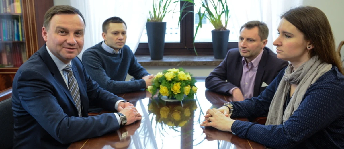 Kandydat Prawa i Sprawiedliwości na prezydenta, Andrzej Duda zadeklarował, że jeśli zostanie wybrany, zgłosi projekt pozwalający rodzicom decydować, czy dziecko rozpocznie naukę w wieku 6 czy 7 lat. "Jeżeli ten problem nie zostanie rozwiązany, a zostanę wybrany na urząd prezydenta, taką ustawę dotyczącą dzieci z rocznika 2009 dającą rodzicom pełny wybór co do tego czy chcą je wysłać do szkoły, czy nie, złożę, tak, żeby przed wrześniem problem był rozwiązany" – stwierdził polityk.  