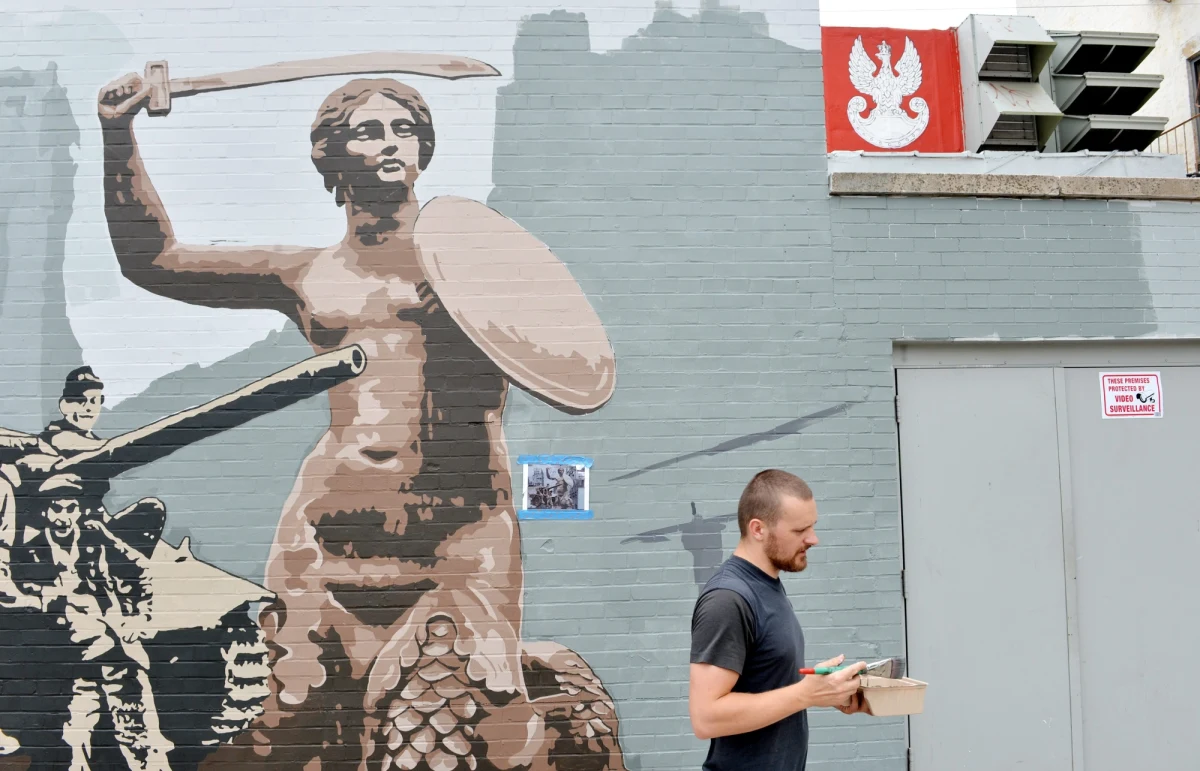 Jeden ze sprawców zniszczenia polskiego muralu na nowojorskim Greenpoincie, który namalowano z okazji 70. rocznicy Powstania Warszawskiego, został zatrzymany. Policja zna już dane dwóch kolejnych osób, które zniszczyły malowidło na ścianie Polskiego Domu Narodowego i podkreśla, że ich ujęcie to kwestia czasu. 