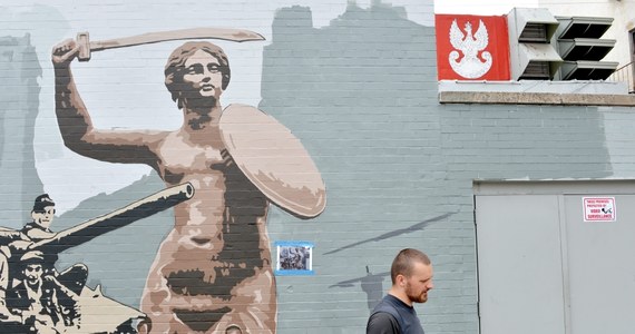 Jeden ze sprawców zniszczenia polskiego muralu na nowojorskim Greenpoincie, który namalowano z okazji 70. rocznicy Powstania Warszawskiego, został zatrzymany. Policja zna już dane dwóch kolejnych osób, które zniszczyły malowidło na ścianie Polskiego Domu Narodowego i podkreśla, że ich ujęcie to kwestia czasu. 
