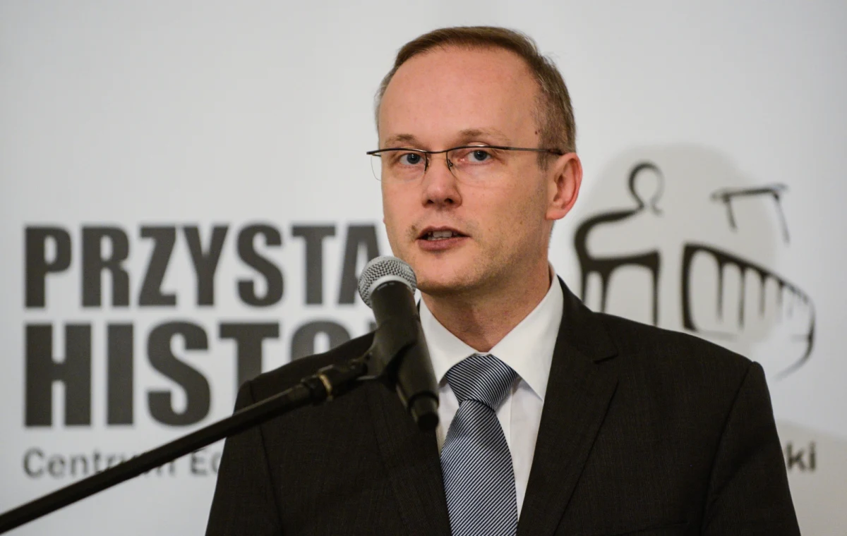 Zohydzanie pamięci o bohaterach Polski Podziemnej, działania wzorowane na najgorszym okresie komunistycznej propagandy - tak szef IPN Łukasz Kamiński skomentował oskarżenie żołnierzy polskiego podziemia antykomunistycznego o współpracę z nazistami przez szefa Rosarchiwu Andrieja Artizowa. 