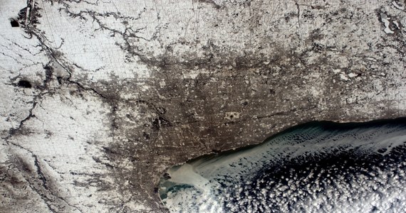 Zima na dobre zadomowiła się w USA. Śnieg kompletnie zaskoczył drogowców w Teksasie. Burza śnieżna przyniosła kilka centymetrów białego puchu, co doprowadziło do chaosu na drogach. Z kolei astronauci z Międzynarodowej Stacji Kosmicznej (ISS) przesłali zdjęcie kompletnie zaśnieżonego Chicago.