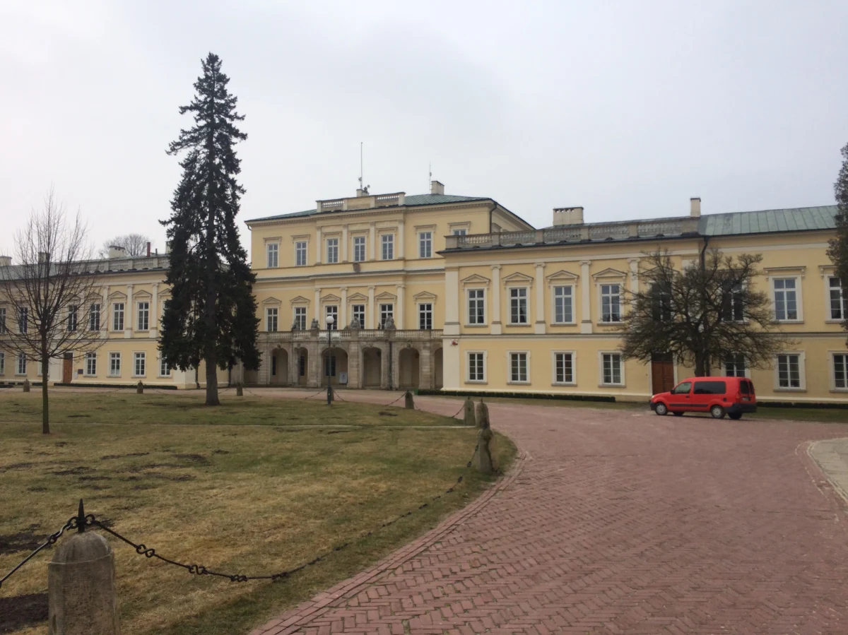 "Azoty" to pół wieku historii, decydujące dla rozwoju tego 50-tysięcznego miasta, ale zielono w Puławach było już w XVII wieku. Zaczęło się od wytyczenia drogi dojazdowej do pałacu wówczas Lubomirskich, później Czartoryskich - zrobiono to z rozmachem. 8 kilometrów w linii prostej od dawnej kolei nadwiślańskiej do pałacu, 4 rzędy lip. Praktycznie do dzisiaj ta zielona oś nie została zaburzona - opowiada Henryk Czech, przewodnik miejski. I tak już Puławom zostało do dziś. Rozwój miasta nie zaburzył tej zielonej osi. Praktycznie nie ma ulicy w mieście, wzdłuż której nie rosłyby drzewa. Skwery, las, i mimo ciężkiego przemysłu chemicznego, bez problemu możemy tu oddychać pełną piersią. 