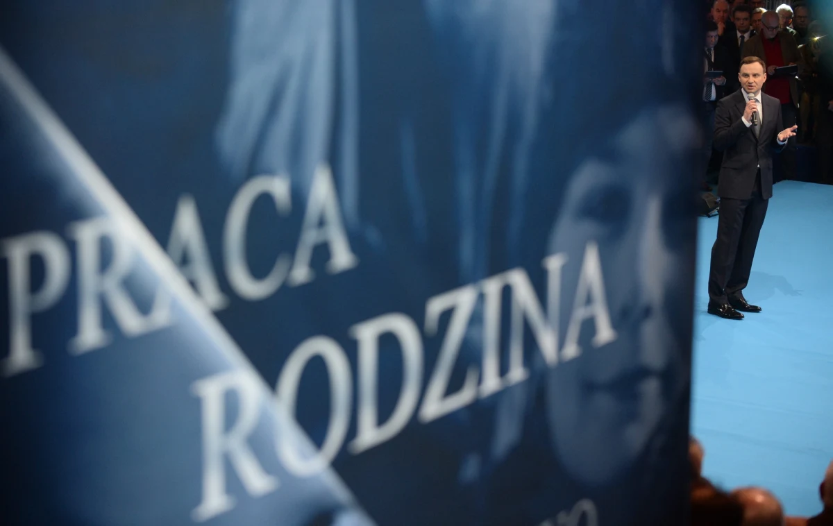 Trudno nie nazwać plagiatem tego, co mówi kandydat PiS na prezydenta - tak szefowa służb prasowych KPRP Joanna Trzaska-Wieczorek odniosła się do zaprezentowanej przez Andrzeja Dudę umowy programowej, opartej na filarach "rodzina, praca, bezpieczeństwo i dialog".  PiS nazywa ten zarzut "śmiesznym".  