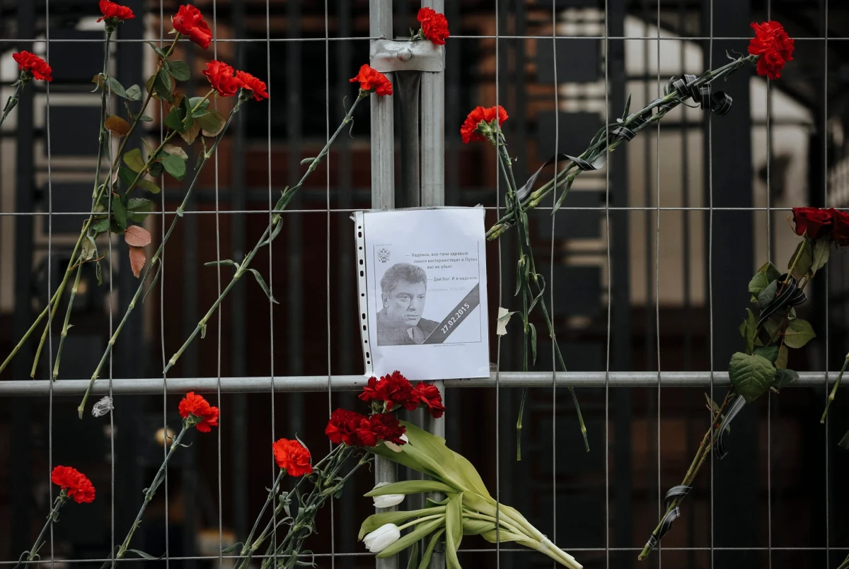 Zabity w Moskwie rosyjski polityk opozycyjny Borys Niemcow planował opublikowanie dowodów zbrojnej agresji Rosji na Ukrainę - oświadczył w sobotę ukraiński prezydent Petro Poroszenko. Do zabójstwa 55-latka doszło ok. godz. 23.40 na Dużym Moście Moskworeckim, przylegającym do Wasiliewskiego Spusku, będącego przedłużeniem Placu Czerwonego. Oddano do niego co najmniej siedem strzałów z przejeżdżającego samochodu, z których cztery były śmiertelne.