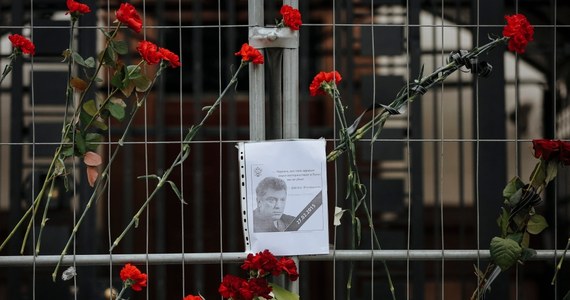 Zabity w Moskwie rosyjski polityk opozycyjny Borys Niemcow planował opublikowanie dowodów zbrojnej agresji Rosji na Ukrainę - oświadczył w sobotę ukraiński prezydent Petro Poroszenko. Do zabójstwa 55-latka doszło ok. godz. 23.40 na Dużym Moście Moskworeckim, przylegającym do Wasiliewskiego Spusku, będącego przedłużeniem Placu Czerwonego. Oddano do niego co najmniej siedem strzałów z przejeżdżającego samochodu, z których cztery były śmiertelne.