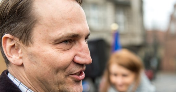 Najbliższe 3 miesiące spędzi w areszcie mężczyzna, który groził wysadzeniem biura poselskiego Radosława Sikorskiego w Bydgoszczy. 38-latek usłyszał też prokuratorskie zarzuty.