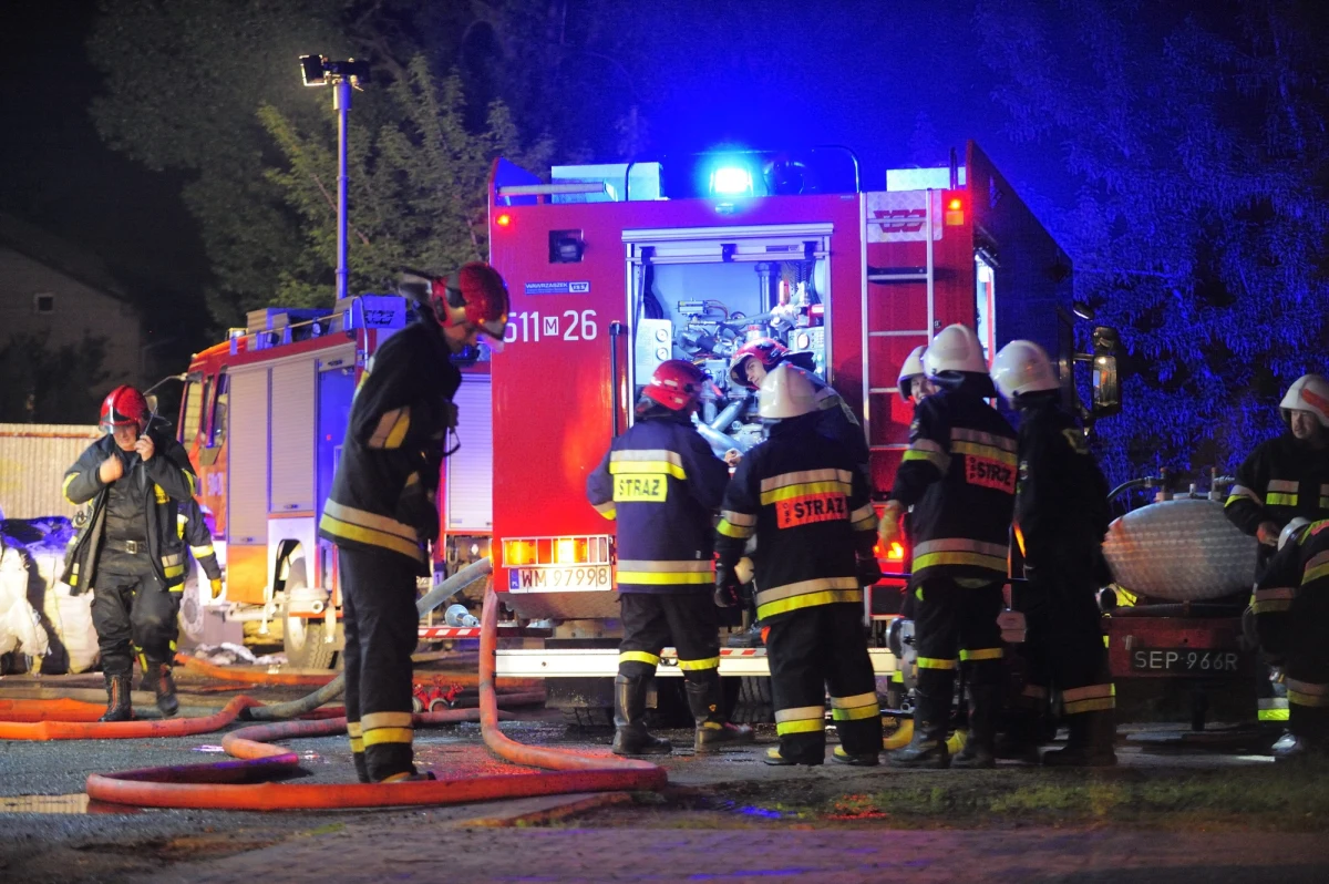 Około 200 mieszkańców trzech bloków mieszkalnych w Skarżysku-Kamiennej (Świętokrzyskie) zostało ewakuowanych w nocy z powodu wycieku gazu w podziemnej instalacji. Część awarii w nocy udało się opanować, większość lokatorów wróciła do swoich mieszkań. Na miejscu pracuje pięć zastępów straży pożarnej.