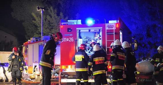 Około 200 mieszkańców trzech bloków mieszkalnych w Skarżysku-Kamiennej (Świętokrzyskie) zostało ewakuowanych w nocy z powodu wycieku gazu w podziemnej instalacji. Część awarii w nocy udało się opanować, większość lokatorów wróciła do swoich mieszkań. Na miejscu pracuje pięć zastępów straży pożarnej.