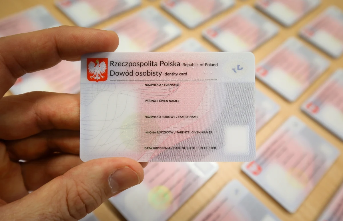 Nowy wzór dowodu osobistego, łatwiejszy do wypełnienia wniosek i możliwość złożenia go w dowolnym urzędzie gminy w całej Polsce - to zmiany, jakie czekają nas od 1 marca. Łatwiej będzie również o ślub w plenerze oraz nadanie dziecku imienia o obcym brzmieniu. 