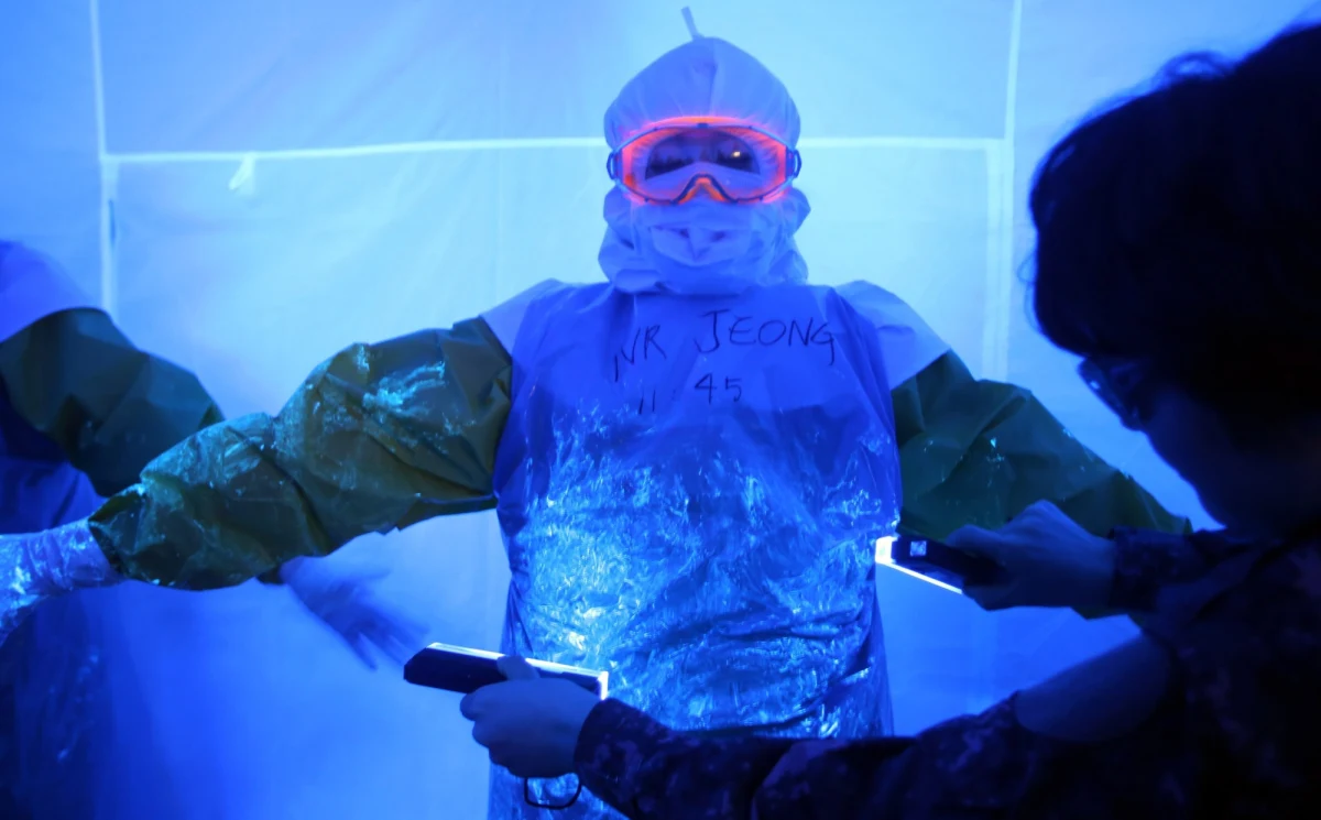 Samuel Sam-Sumana, wiceprezydent Sierra Leone, poddał się kwarantannie po tym, jak jego ochroniarz zmarł na ebolę. W kraju od kilku miesięcy panuje epidemia tego wirusa. W całej Afryce Zachodniej na ebolę zmarło dotąd blisko 10 tys. osób.