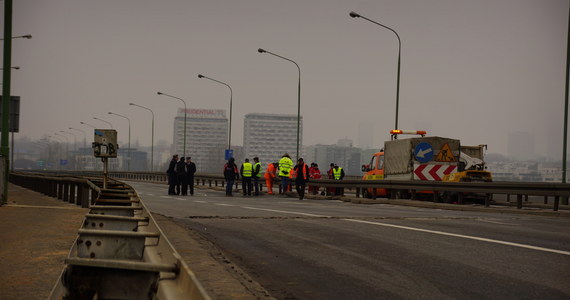 Jutro kolejne zmiany w komunikacji związane z zamknięciem mostu Łazienkowskiego, który dwa tygodnie temu został uszkodzony po pożarze. Zlikwidowane zostaną buspasy w kierunku Pragi oraz skrócony zostanie zakaz ruchu na wiadukcie Trasy W-Z przy Starym Mieście w porannym szczycie.