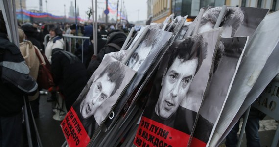 Nagrodę w wysokości 3 mln rubli (49 tys. dolarów) wyznaczyło Ministerstwo Spraw Wewnętrznych Rosji za informacje, które przyczynią się do schwytania zabójców Borysa Niemcowa. 55-letni został zastrzelony w centrum Moskwy. Polityk, jeden z najostrzejszych krytyków Putina, został trafiony czterema pociskami. Strzelano do niego w plecy. 