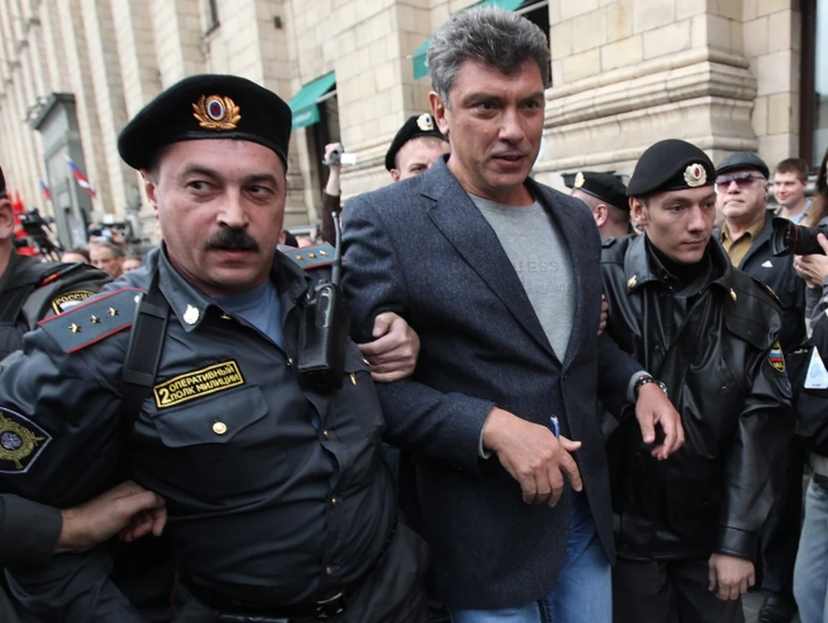 "Putin rozpętał w Rosji - z przekonania, lub z pobudek związanych z walką o władzę - atmosferę histerii i nienawiści, która jest wodą na młyn najciemniejszych sił w społeczeństwie. To zatrute ziarno wydaje teraz owoce" – pisze niemiecki "Frankfurter Allgemeine Zeitung" po zabójstwie Borysa Niemcowa. „W sensie prawnym prezydent Putin prawdopodobnie nie jest odpowiedzialny za mord na Niemcowie. Nic i nikt nie może jednak zwolnić go od politycznej odpowiedzialności" - podkreśla dziennik. 