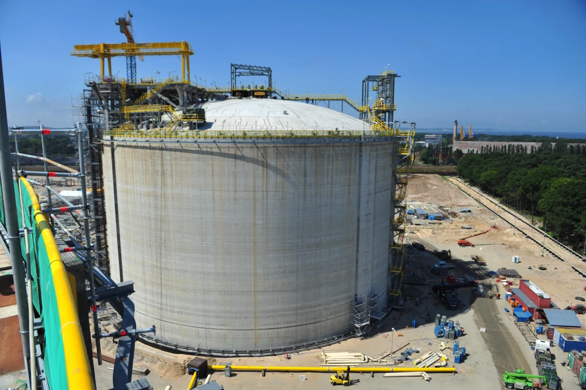 Kluczowa inwestycja energetyczna będzie opóźniona. Gazoport w Świnoujściu zostanie oddany do użytku najwcześniej pod koniec roku - nieoficjalnie przyznają to już sami urzędnicy. Powodem jest złe zarządzanie projektem i spór o pieniądze z włoskim wykonawcą. W swoim ostatnim raporcie pisze o tym Najwyższa Izba Kontroli.