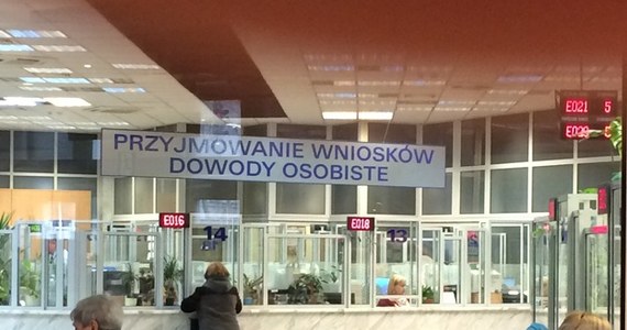 Aż 600 błędów ujawniło się po uruchomieniu w urzędach nowego Systemu Rejestrów Państwowych "Źródło". Na razie udało się usunąć tylko 261. Ministerstwo Spraw Wewnętrznych odtrąbiło jednak sukces. 