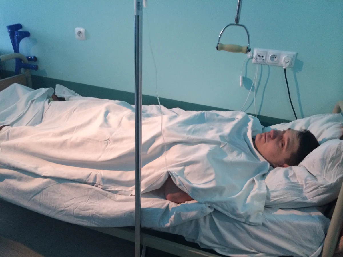 Młody żołnierz, któremu lekarze wszczepili pochodzące od świni więzadło krzyżowe w stawie kolanowym, rozpoczął już rehabilitację. Na razie - jak donosi reporterka RMF FM Anna Kropaczek - chodzi o kulach. Pionierską operację przeprowadzono w ubiegły czwartek w Wojewódzkim Szpitalu Chirurgii Urazowej w Piekarach Śląskich.