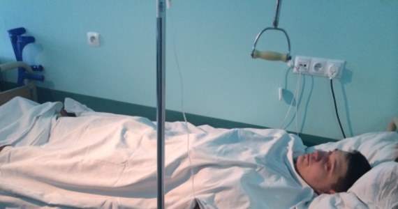 Młody żołnierz, któremu lekarze wszczepili pochodzące od świni więzadło krzyżowe w stawie kolanowym, rozpoczął już rehabilitację. Na razie - jak donosi reporterka RMF FM Anna Kropaczek - chodzi o kulach. Pionierską operację przeprowadzono w ubiegły czwartek w Wojewódzkim Szpitalu Chirurgii Urazowej w Piekarach Śląskich.