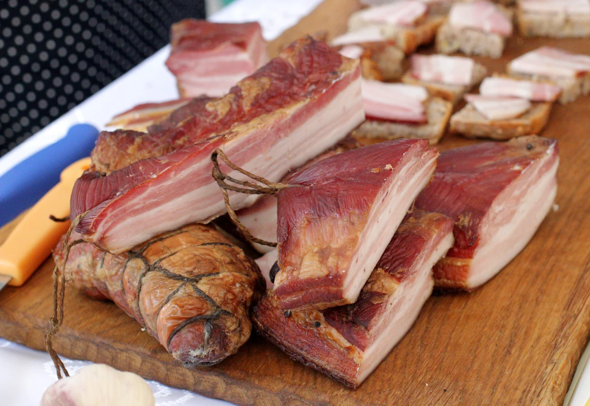 Z domowej spiżarni, staropolski, wiejska specjalność - kupując taki produkt  oczekujemy, że nie zawiera substancji dodatkowych i powstał z naturalnych składników. Inspekcja Handlowa zakwestionowała jednak co trzecią partię towarów sprzedawanych jako domowe, tradycyjne, naturalne itp.