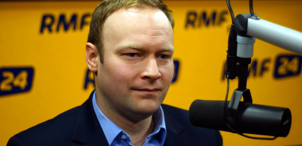 "Możemy podpisać się pod słowami, że Rosja nie będzie nam wybierała polskiej delegacji. Mam nadzieję, że Polska podejmie na forum UE działania, które nagłośnią tę sprawę" - mówi w Kontrwywiadzie RMF FM rzecznik PiS Marcin Mastalerek pytany o niewpuszczenie marszałka Senatu do Moskwy na pogrzeb Niemcowa. "Dobrze się stało, że nie wysyłamy delegacji. Reakcja marszałka i władz jest dobra i nie będziemy tego krytykowali" - dodaje. Zawieszenie kontaktów z Rosją? "Trzeba twardo, ale dyplomatycznie odpowiadać" - ocenia rzecznik PiS. Pytany o polskich żołnierzy na Ukrainie odpowiada, że "to dobry kierunek". "To nie jest wysyłanie żołnierzy na front" - podkreśla. "Wpływ Prawa i Sprawiedliwości na to, czy będziemy wysyłali broń na Ukrainę czy nie - żaden" - ocenia Mastalerek.