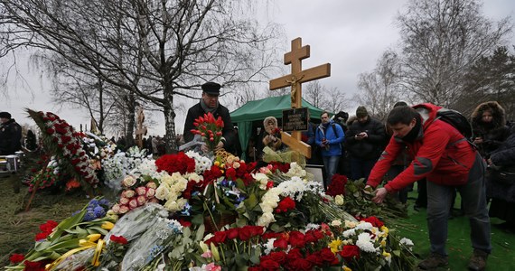 Borys Niemcow został pochowany na Cmentarzu Trojekurowskim w Moskwie. W ostatniej drodze towarzyszyła mu rodzina i bliscy. Jeden z liderów antyputinowskiej opozycji został zamordowany w piątek wieczorem w centrum rosyjskiej stolicy. 