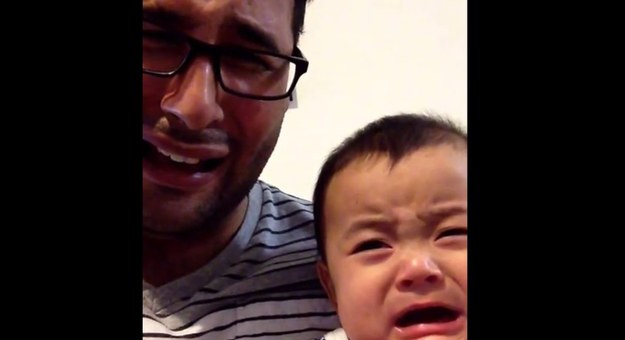 W sieci pojawiło się zabawne wideo, na którym tata doprowadził swojego syna do łez. Ojciec udaje płacz, co powoduje, że jego sześciomiesięczny synek również zaczyna płakać. Czy to nowy sposób zabawy? 