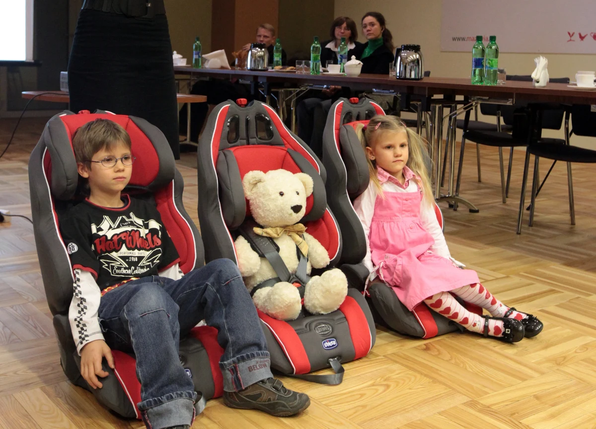 To, czy trzeba przewozić dziecko w foteliku, zależeć będzie tylko od jego wzrostu. Zniknie granica wieku 12 lat - zakłada nowelizacja ustawy Prawo o ruchu drogowy, którą uchwalił Sejm.