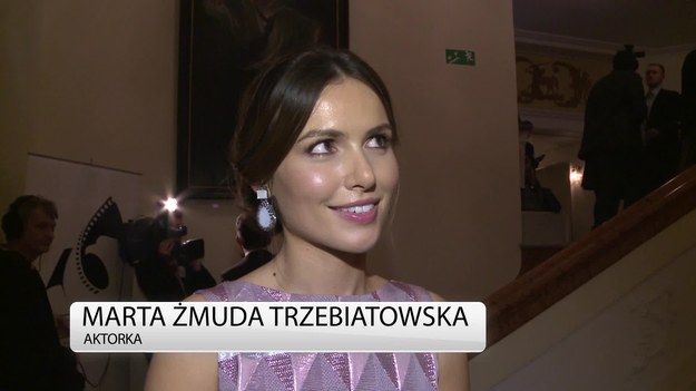 Marta Żmuda Trzebiatowska uważa, że nigdy nie wiadomo, czy film, w którym weźmie się udział, będzie doceniony przez krytyków i obsypany nagrodami, czy okaże się klapą. Aktorka obecnie pracuje na planie drugiej części komedii „Listy do M”. Innych planów filmowych nie zdradza, bo ma podpisane klauzule poufności, które zobowiązują ją do milczenia.


Marta Żmuda Trzebiatowska pojawiła się niedawno na uroczystości rozdania Polskich Nagród Filmowych „Orły 2015”. Dzięki udanej stylizacji media okrzyknęły ją królową imprezy, choć nie była nominowana do statuetki, tylko wręczała ją Bartoszowi Putkiewiczowi za najlepszy dźwięk w filmie „Powstanie Warszawskie”. Nie jest też pewna, czy w przyszłym roku sama ma szanse na odebranie nagrody.

– Każdy film to ryzyko, które podejmujemy, biorąc w nim udział. Podejmujemy je jednak, bo kochamy ten zawód. Nawet jak coś nie wychodzi, to mamy ochotę znowu zaryzykować i spróbować. Jeżeli się nie ryzykuje, to nie robi się filmów – tłumaczyła Marta Żmuda Trzebiatowska w rozmowie z agencją informacyjną Newseria Lifestyle.