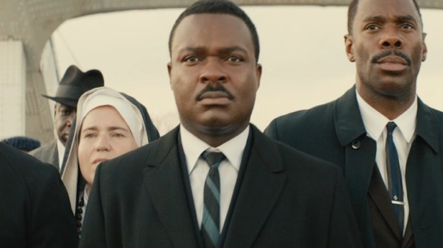 "Selma" to jeden z najlepszych amerykańskich filmów w ostatnim czasie (99% pozytywnych recenzji w serwisie Rotten Tomatoes!), nagrodzony Złotym Globem, nominowany do blisko siedemdziesięciu prestiżowych nagród, w tym dwukrotnie do Oscara (dla najlepszego filmu i za najlepszą piosenkę - John Legend i Common "Glory").
To oparta na prawdziwych wydarzeniach, poruszająca historia laureata pokojowej Nagrody Nobla - Martina Luthera Kinga. W rolę kochającego ojca i męża, a zarazem charyzmatycznego przywódcy i wizjonera, który na zawsze odmienił oblicze Ameryki, wcielił się nominowany do Złotego Globu David Oyelowo ("Kamerdyner", "Interstellar", "Służące").