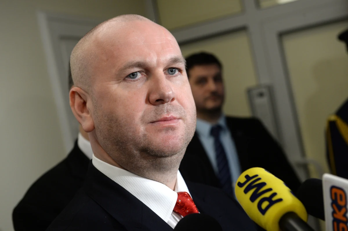 Szef CBA zawiadamia Prokuraturę Generalną o możliwości ujawnienia tajemnicy państwowej. Chodzi o sprawę nowych nagrań z afery taśmowej, które CBA przekazało śledczym, a o których informacja wyciekła wczoraj do mediów. 